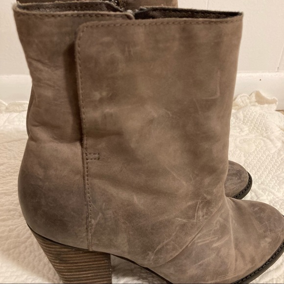 ALDO leather ankle heel bootie button fold over almond shape toe size 8 - Picture 2 of 13